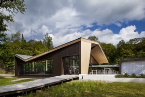 Centre de découverte du parc national Mont-Tremblant by Smith Vigeant Architectes